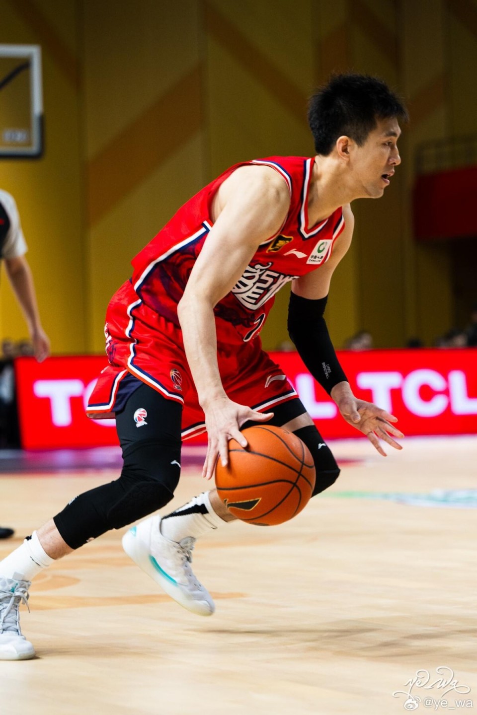 包含郭艾伦取得高效发挥，带领球队登顶榜首的词条